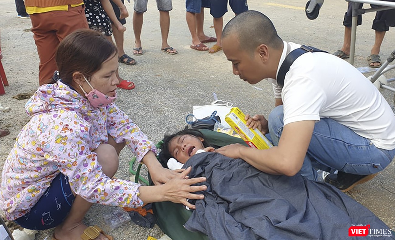 Các nạn nhân được chăm sóc y tế sau khi được cứu ra khỏi khu vực sạt lở