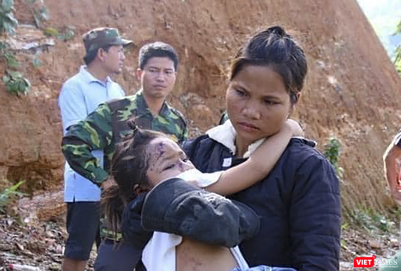 Ánh mắt thất thần trên gương mặt người mẹ khi may mắn tìm được con