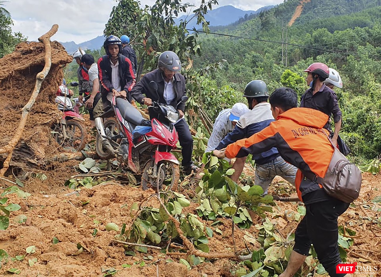 Có rất nhiều điểm sạt lở trên đường dẫn đến thôn 1 xã Trà Leng