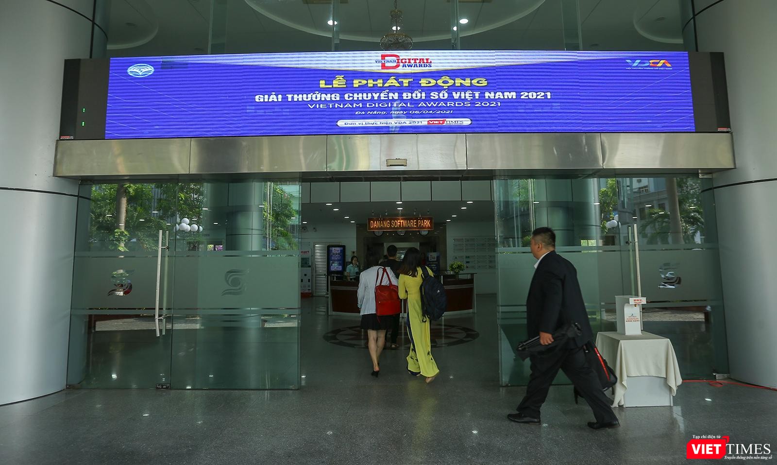 Đại biểu đến tham dự họp báo phát động Giải thưởng Chuyển đổi số Việt Nam năm 2021