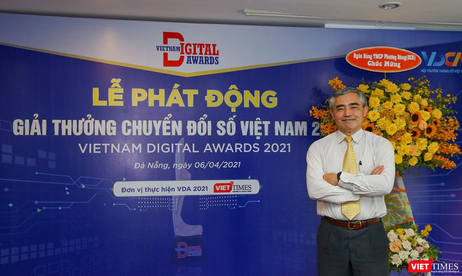 Ông Nguyễn Minh Hồng - Chủ tịch Hội truyền thông số, Trưởng Ban tổ chức Giải thưởng Chuyển đổi số Việt Nam năm 2021 chụp ảnh lưu niệm tại Họp báo