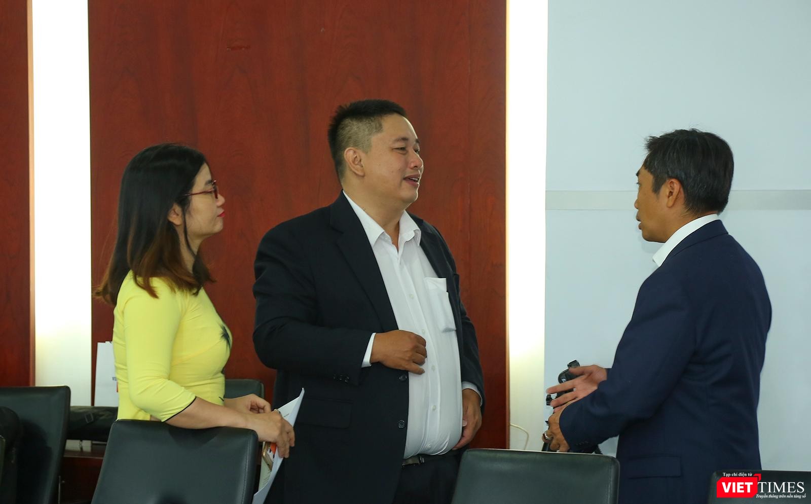 Đại diện các doanh nghiệp trao đổi, chia sẻ kinh nghiệm về chuyển đổi số bên lề buổi họp báo