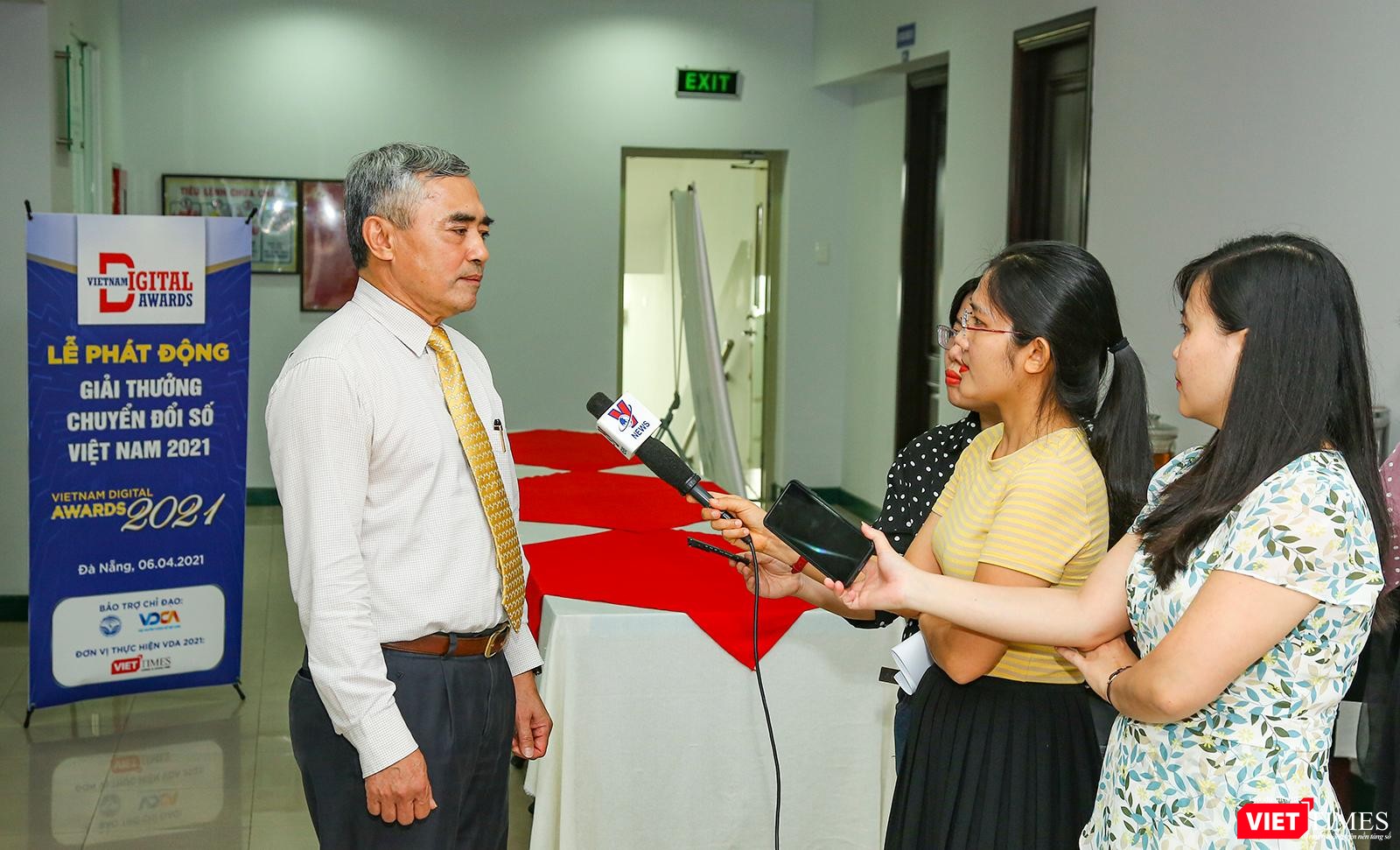 Báo giới phỏng vấn ông Nguyễn Minh Hồng - Chủ tịch Hội truyền thông số, Trưởng Ban tổ chức Giải thưởng Chuyển đổi số Việt Nam năm 2021 bên lề Họp báo