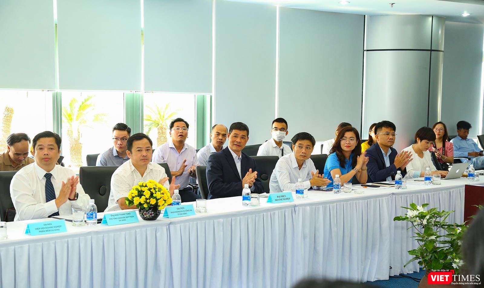 Đại diện các doanh nghiệp tham dự họp báo