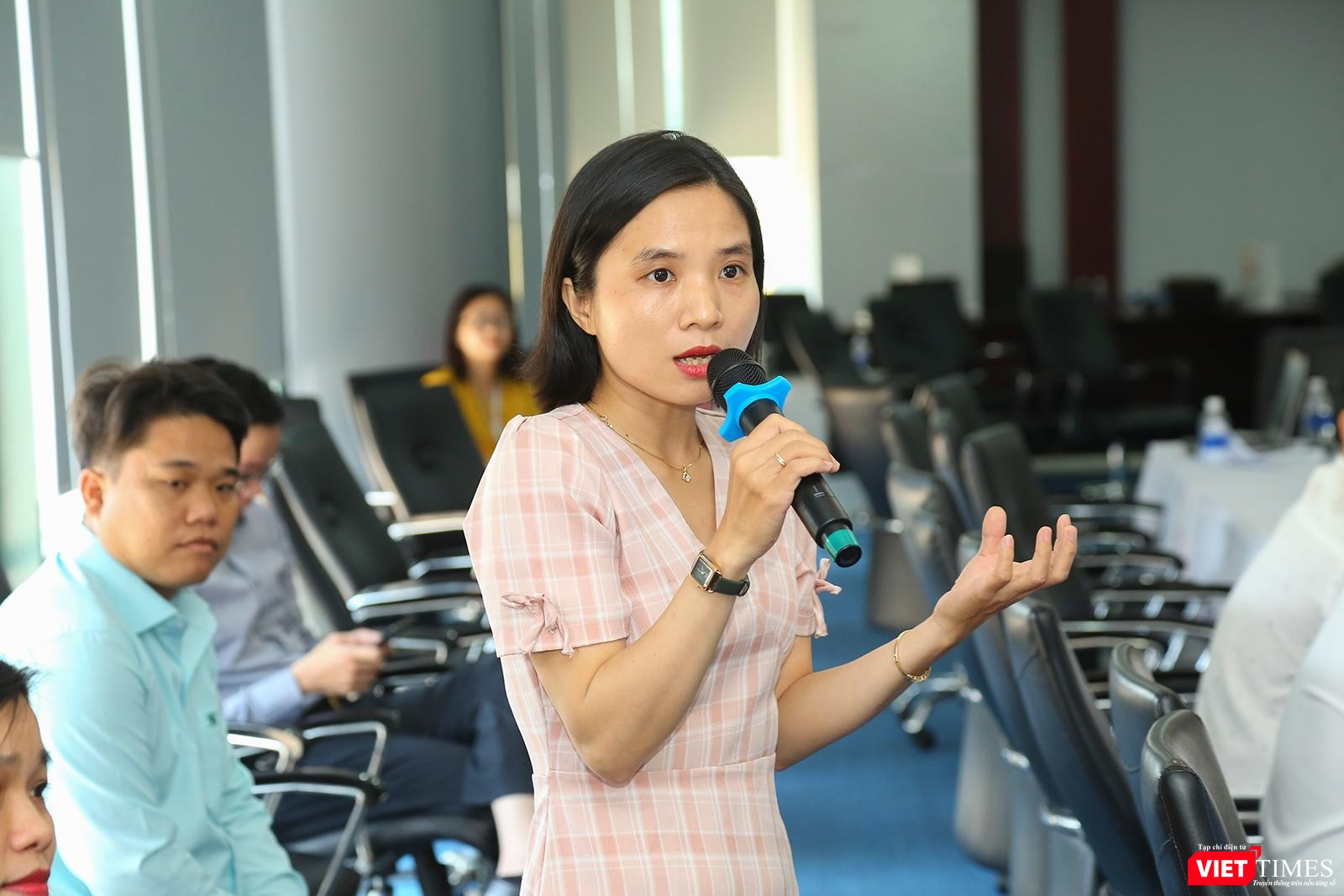 Nhà báo đặt câu hỏi cho Ban tổ chức