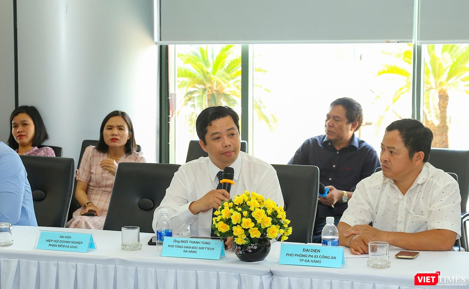 Ông Ngô Thanh Tùng - Phó Tổng Giám đốc SoftTech Đà Nẵng trao đổi tại Họp báo