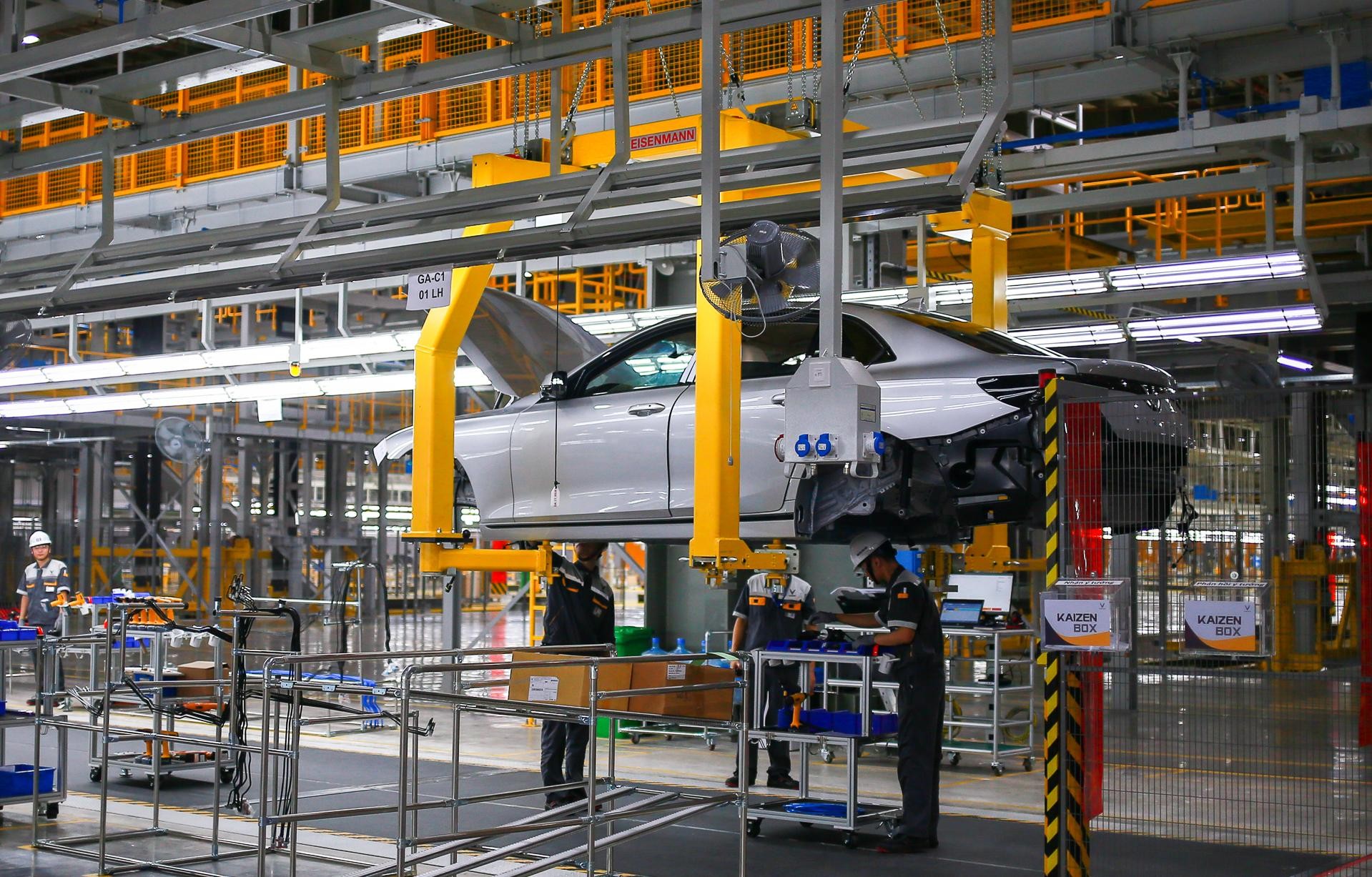 Bên trong một phân xưởng lắp ráp xe hơi của Vinfast. Ảnh: VNE