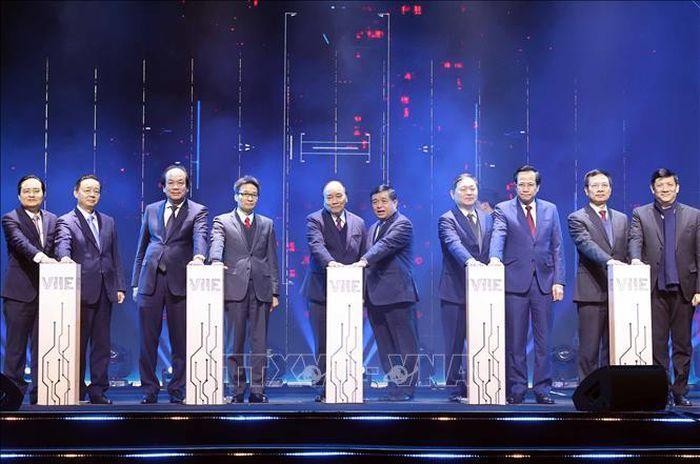 Thủ tướng Nguyễn Xuân Phúc và các đại biểu nhấn nút khởi công xây dựng Trung tâm Đổi mới sáng tạo quốc gia và khai mạc Triển lãm quốc tế đổi mới sáng tạo Việt Nam 2021.- Ảnh: Thời báo Tài chính