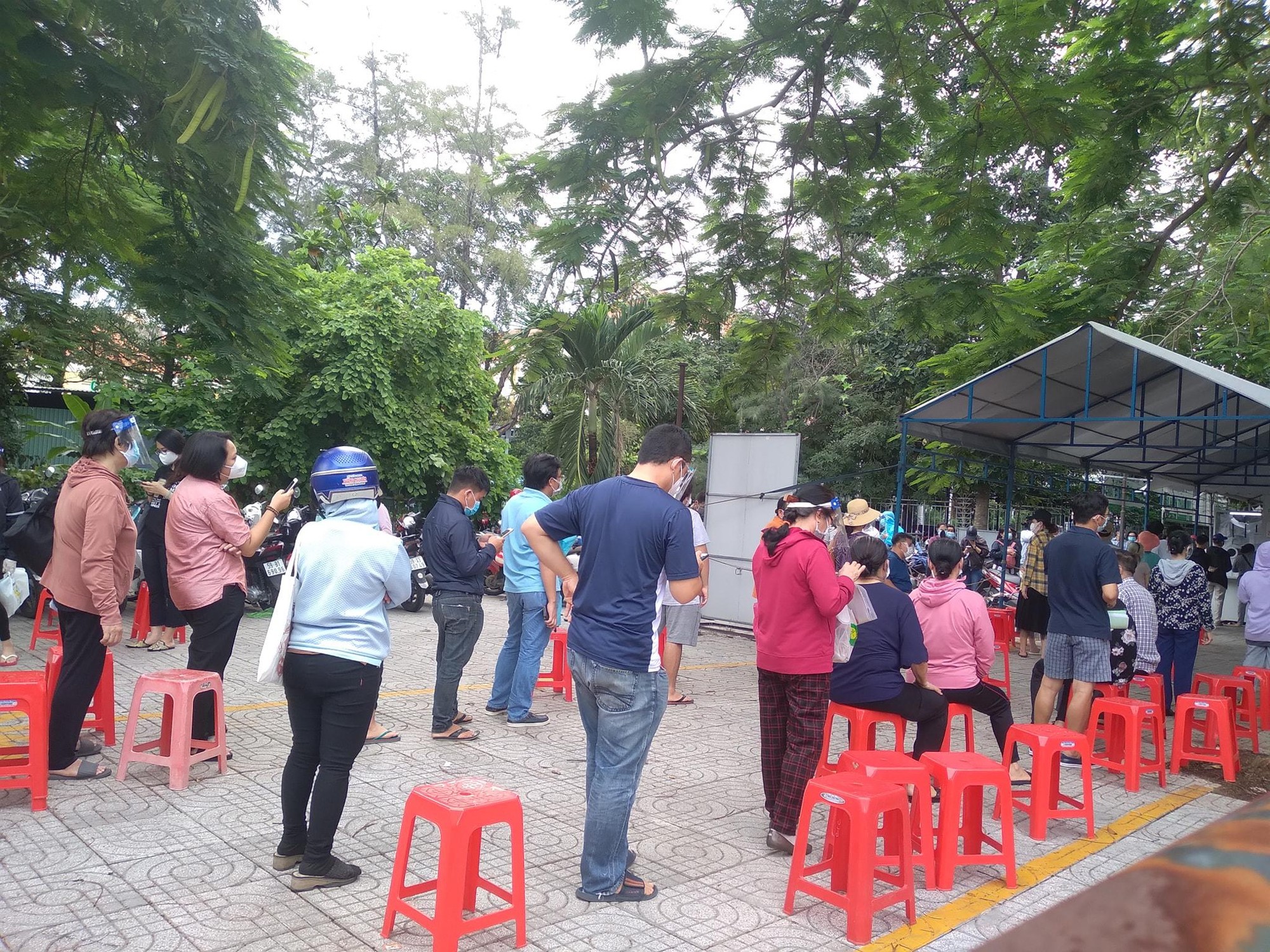 Người dân TP.HCM phải thường xuyên tập trung test kiểm tra Covid-19 khi đi khám tại các bệnh viện. Ảnh chụp người dân đang xếp hàng rồng rắn khi vào bệnh viện Lê Văn Thịnh để chờ tới lượt được test tháng 8/2021. Ảnh: GVT.