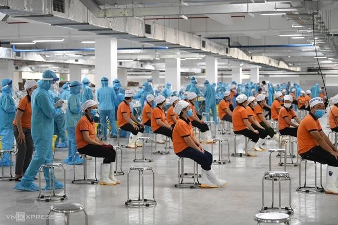 Việt Nam tăng cường xét nghiệp và phủ vaccine cho công nhân tại các khu công nghiệp. Ảnh VNE.