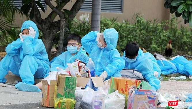 Dù đã trải qua hơn 100 ngày giãn cách nhưng TP.HCM vẫn phát hiện hàng ngàn ca nhiễm mới mỗi ngày. Ảnh chụp tại khu cách ly bệnh viện dã chiến ở TP.Thủ Đức. Ảnh: GVT.