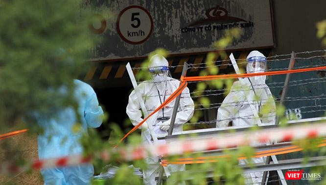 Lực lượng y tế đang phải căng mình xét nghiệm, phong toả, cách ly, điều trị bệnh nhân nhiễm Covid-19 tại khu bệnh viện dã chiến TP. Thủ Đức đã nhiều tháng nay. Ảnh: GVT.