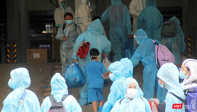 "Với biến chủng Delta việc truy vết, bóc tách hoàn toàn F0 ra khỏi cộng đồng trở nên bất khả thi ở những địa phương có dịch bùng phát mạnh", Tiến sĩ Hồ Quốc Tuấn (Đại học Bristol, Vương quốc Anh) nói. Trong ảnh là người dân TP.HCM đang vào khu bệnh viện dã chiến tại TP.Thủ Đức. Ảnh: GVT.