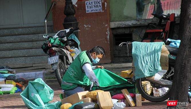 Những shipper ở TP.HCM nỗ lực chuyển những chuyến hàng cuối cùng trước khi thành phố bước vào giai đoạn giãn cách gắt gao hồi cuối tháng 8/2021