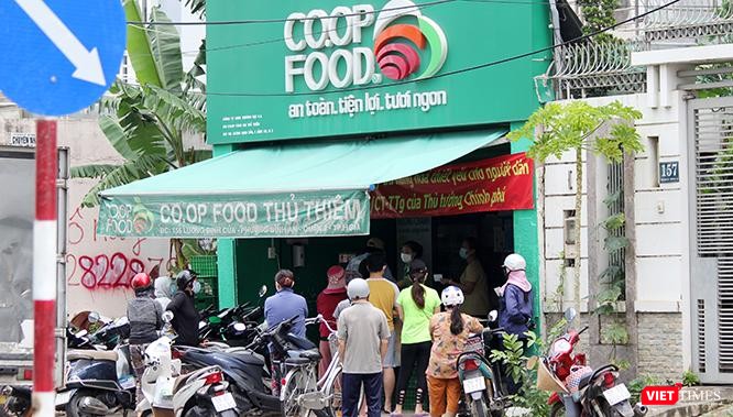 Chợ đầu mối, chợ dân sinh, chợ tự phát buộc phải đóng cửa, nguồn cung cấp nhu yếu phẩm của người dân phụ thuộc hoàn toàn vào các siêu thị nhưng năng lực phục vụ đơn hàng không đáp ứng nổi, khiến TP.HCM phải cho hệ thống shipper hoạt động trở lại cuối tháng 9/2021 với yêu cầu test kiểm tra virus gắt gao