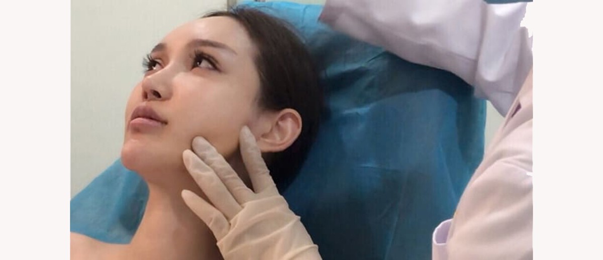 Cô Wu trên bàn phẫu thuật thẩm mỹ