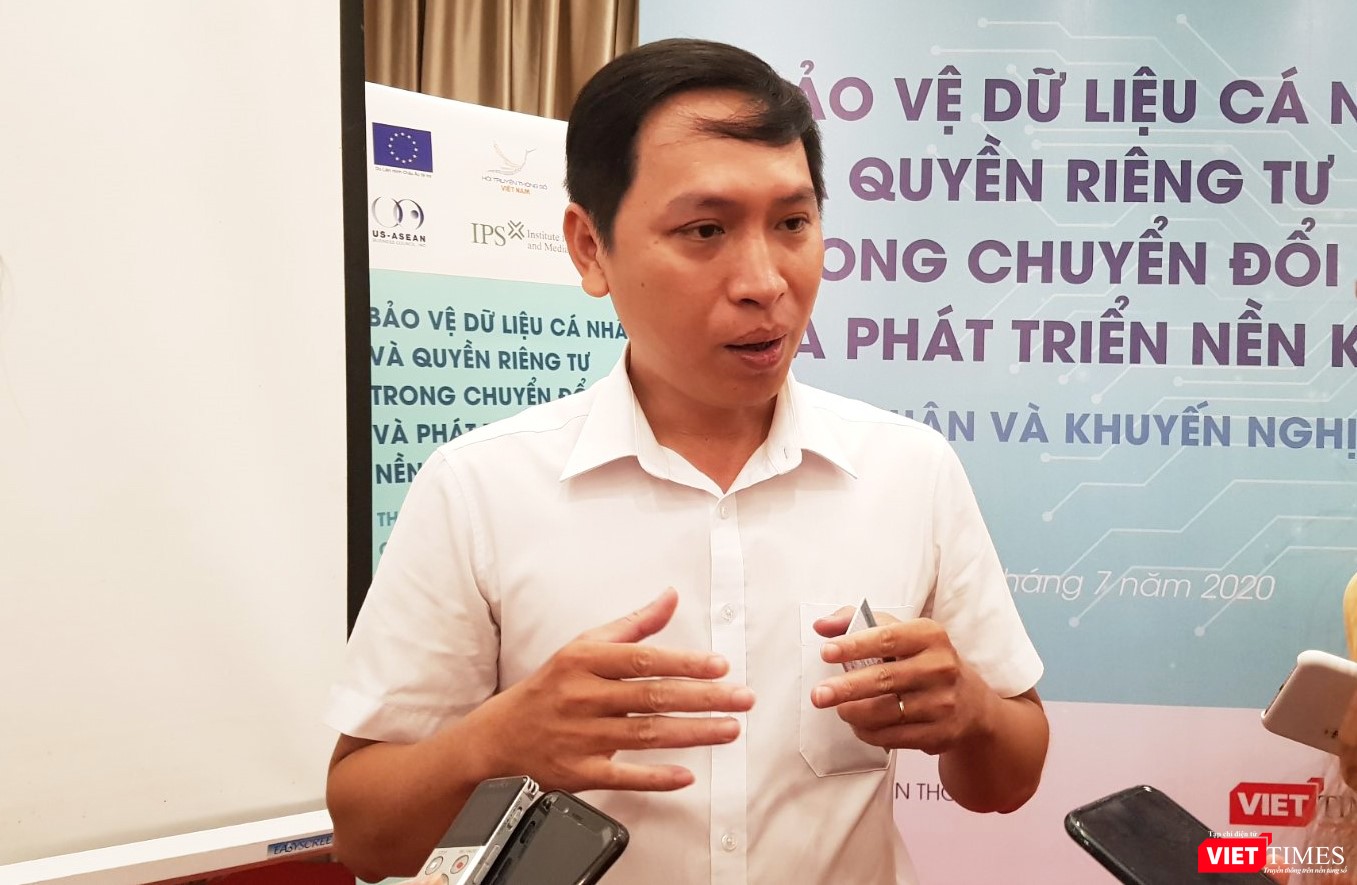 ông Nguyễn Dương Anh trả lời phỏng vấn báo chí