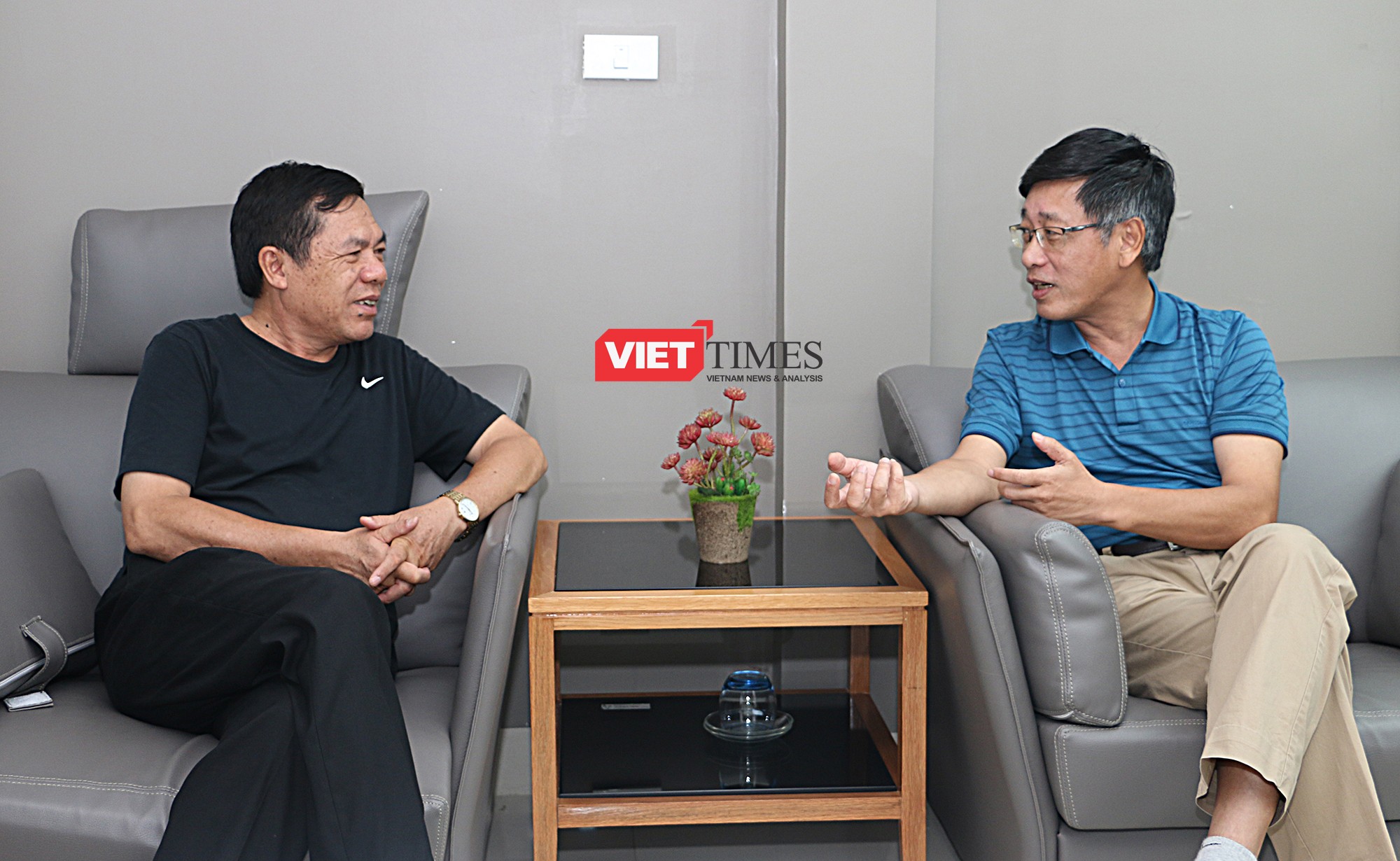 TS. Đỗ Lê Chi (phải) trò chuyện về vấn đề quốc tế với nhà báo Lê Thọ Bình - Phó Tổng Biên tập phụ trách Tạp chí điện tử VietTimes