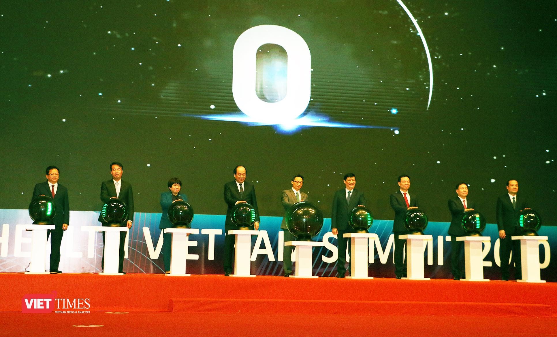 Đại diện Chính phủ, Bộ Y tế và Bộ Thông tin Truyền thông bấm nút khai trương 3 nền tảng y tế số