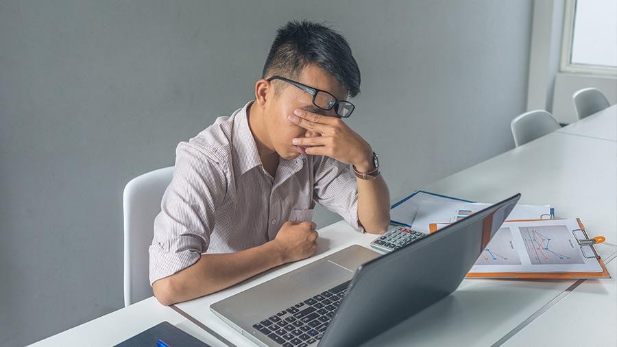 Văn hóa 996 khiến các nhân viên công nghệ hiếm khi ngủ trước 2 giờ sáng (ảnh China Briefing)