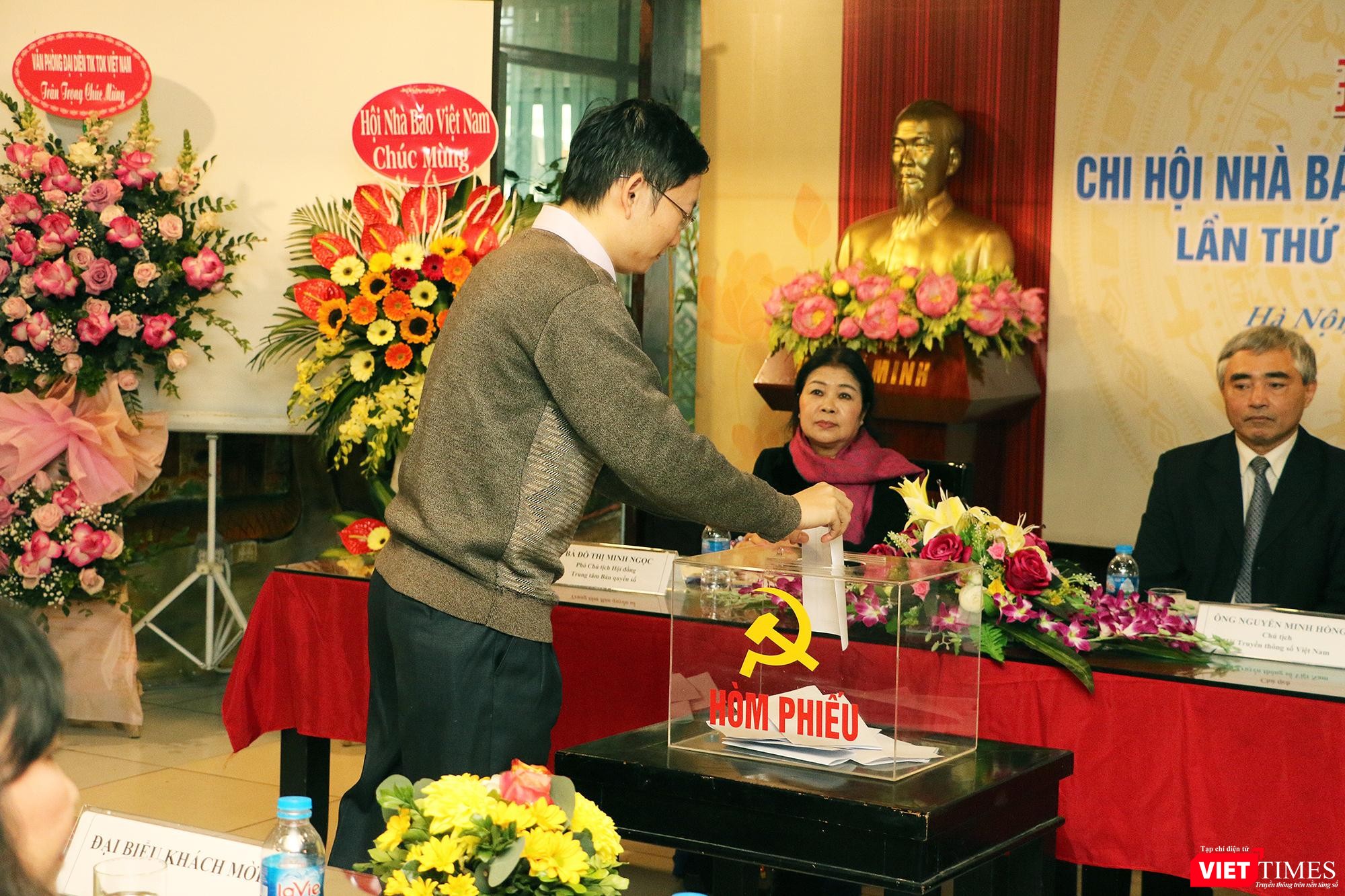 Bỏ phiếu bầu Ban thư ký Chi hội