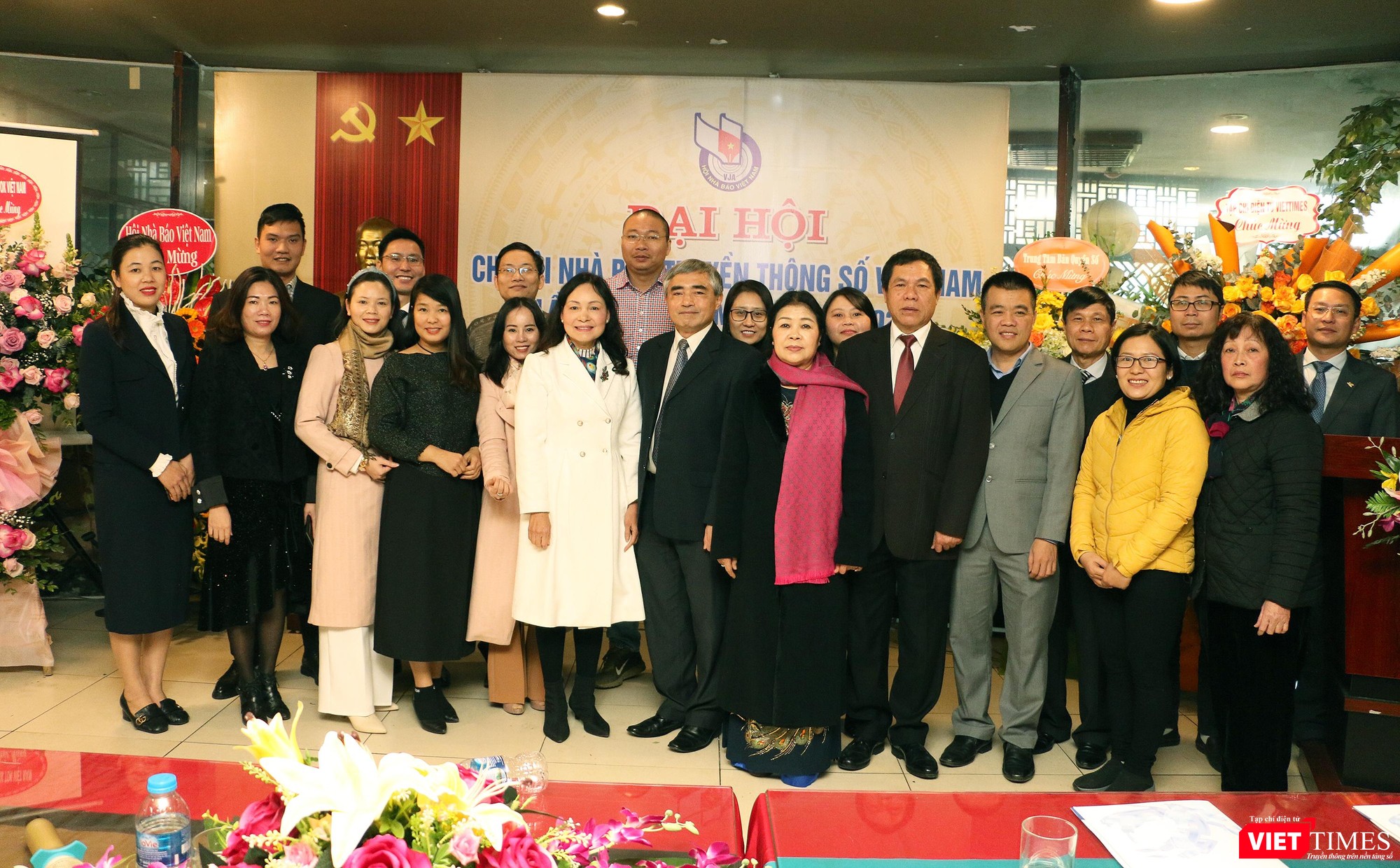 Các đại biểu chụp ảnh lưu niệm