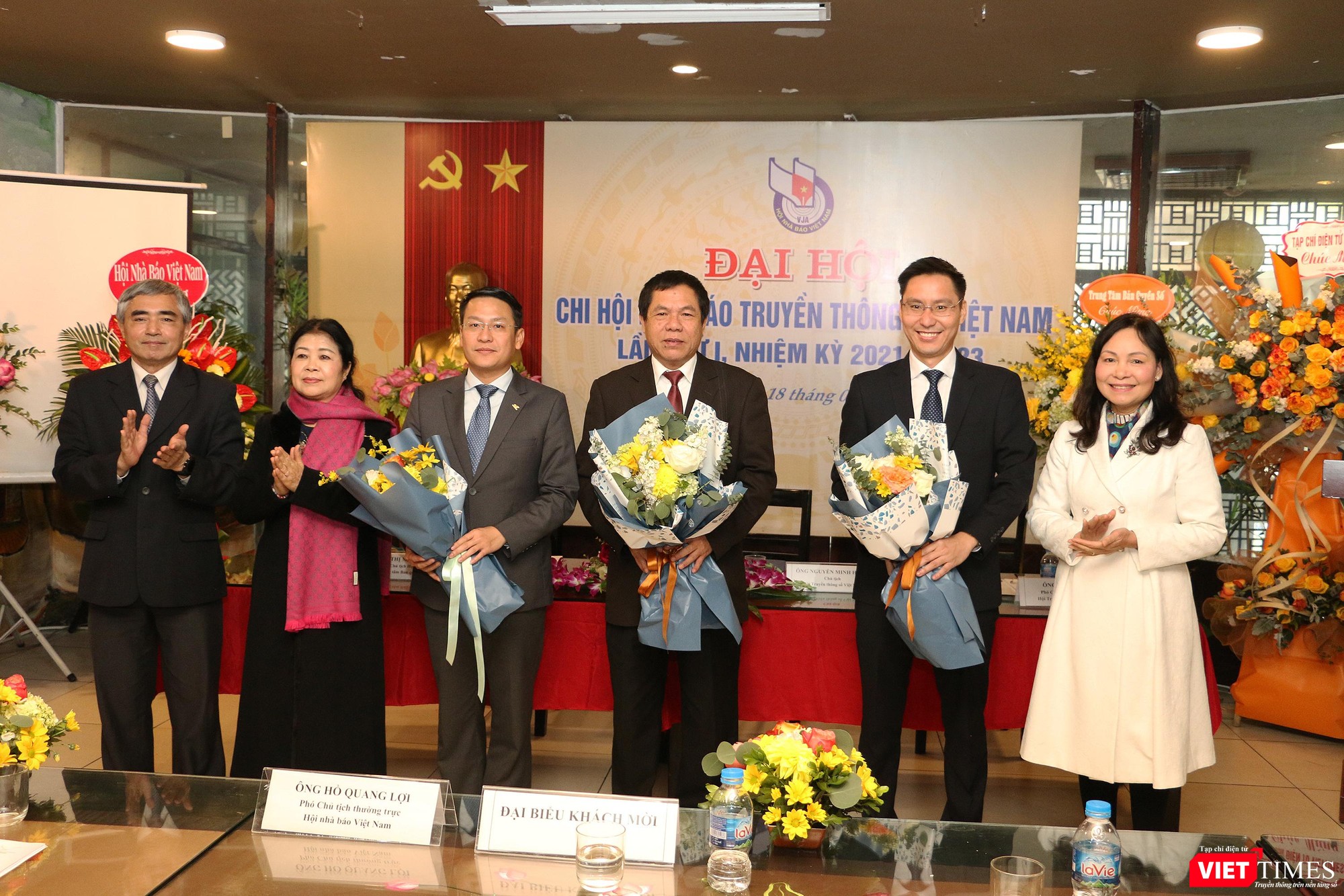 Bà Hà Kim Chi - Đại diện Hội Nhà báo Việt Nam tặng hoa Ban Thư ký Chi hội nhà báo Truyền thông số