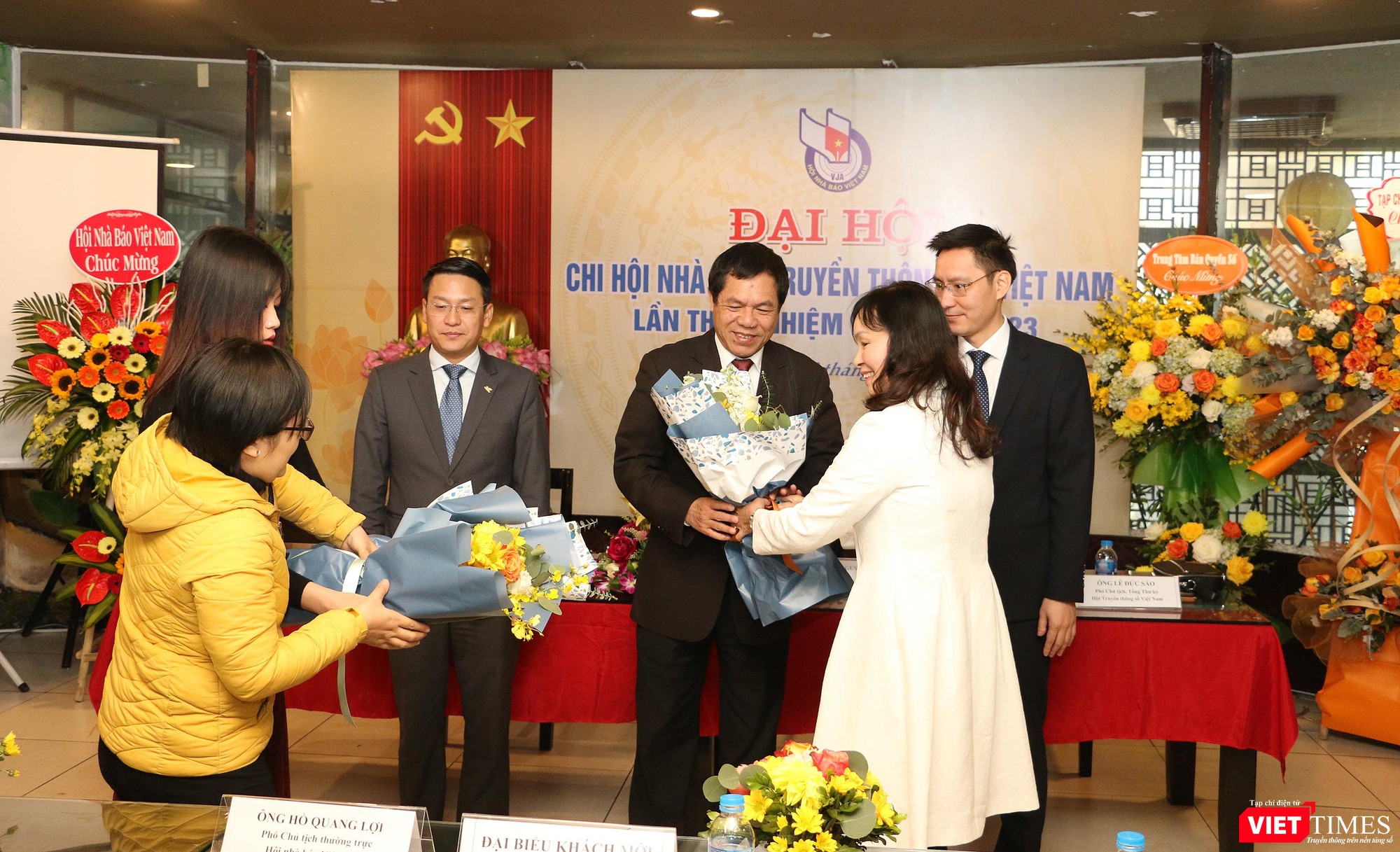 Bà Hà Kim Chi - Đại diện Hội Nhà báo Việt Nam tặng hoa Ban Thư ký Chi hội nhà báo Truyền thông số