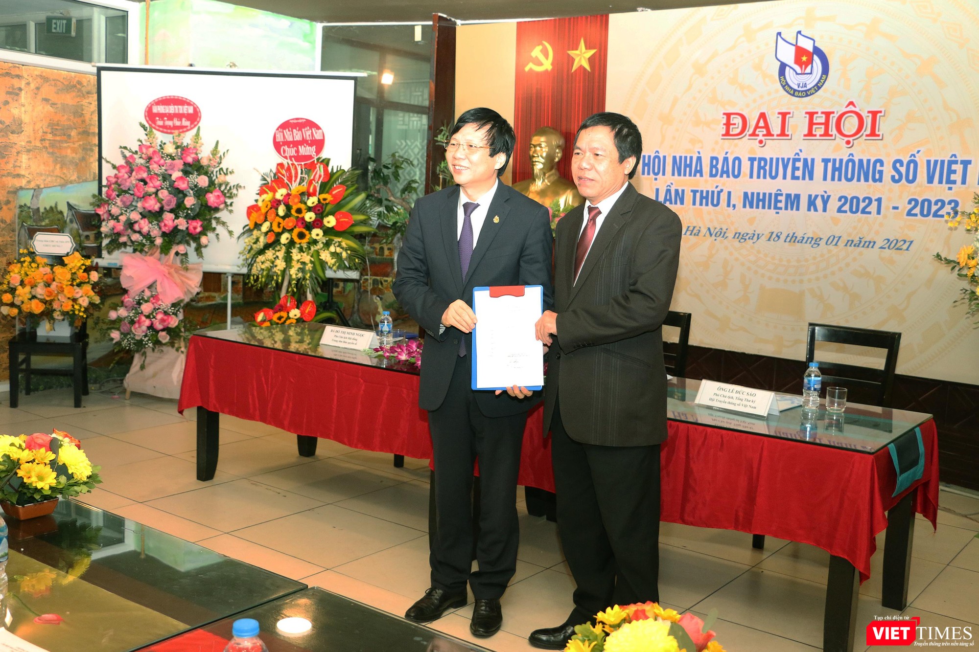 ông Hồ Quang Lợi - đại diện Hội Nhà báo Việt Nam trao quyết định thành lập Chi hội Nhà báo Truyền thông số cho ông Lê Đức Sảo