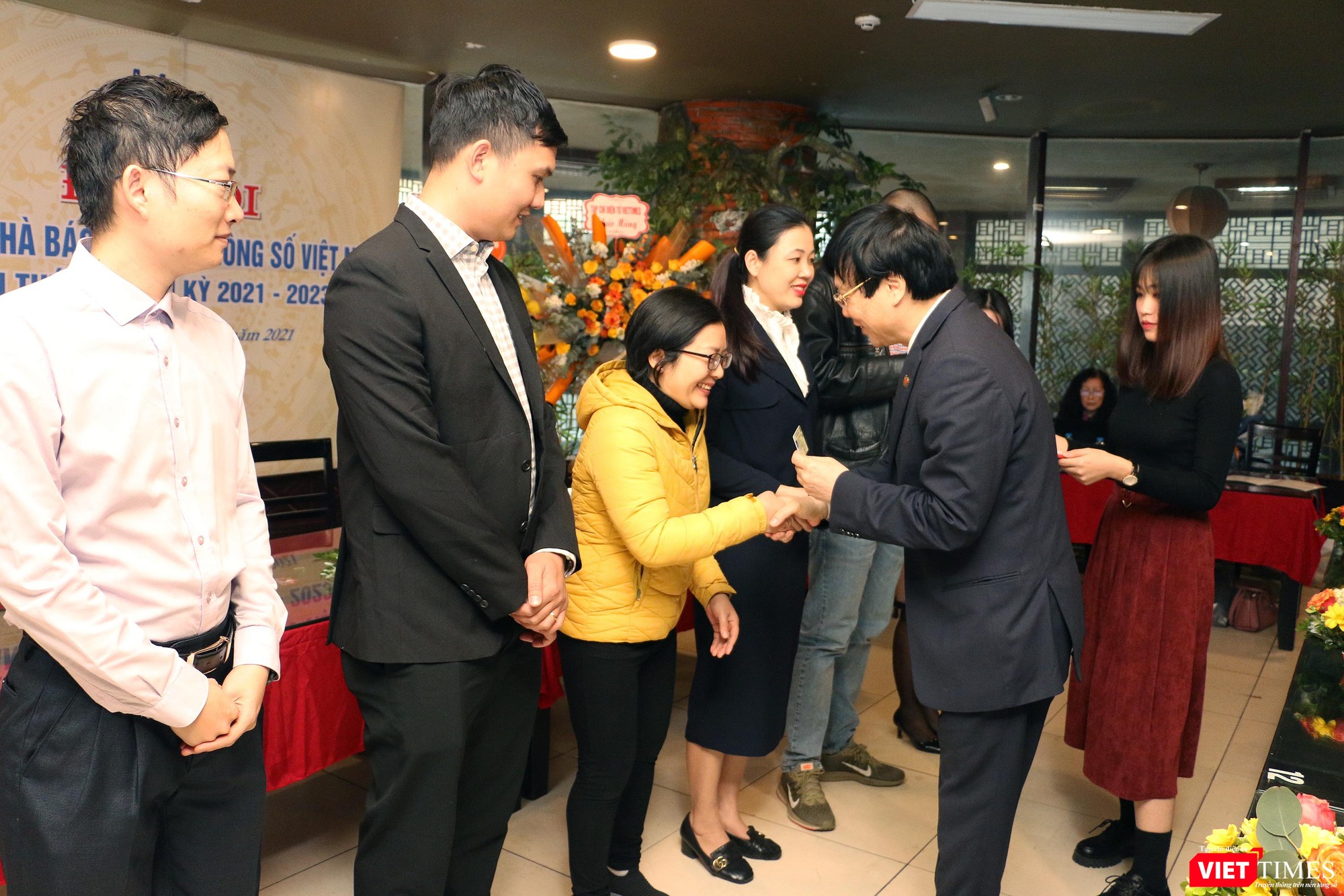 Trao thẻ Hội viên Hội Nhà báo cho các thành viên của Hội Truyền thông số Việt Nam