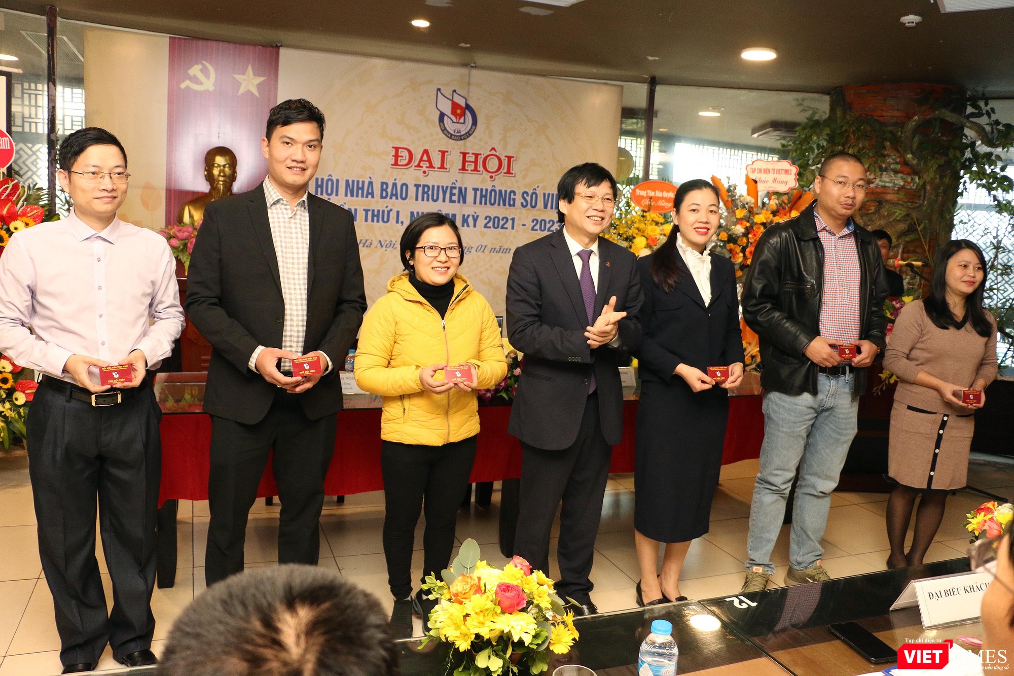 Trao thẻ Hội viên Hội Nhà báo cho các thành viên của Hội Truyền thông số Việt Nam