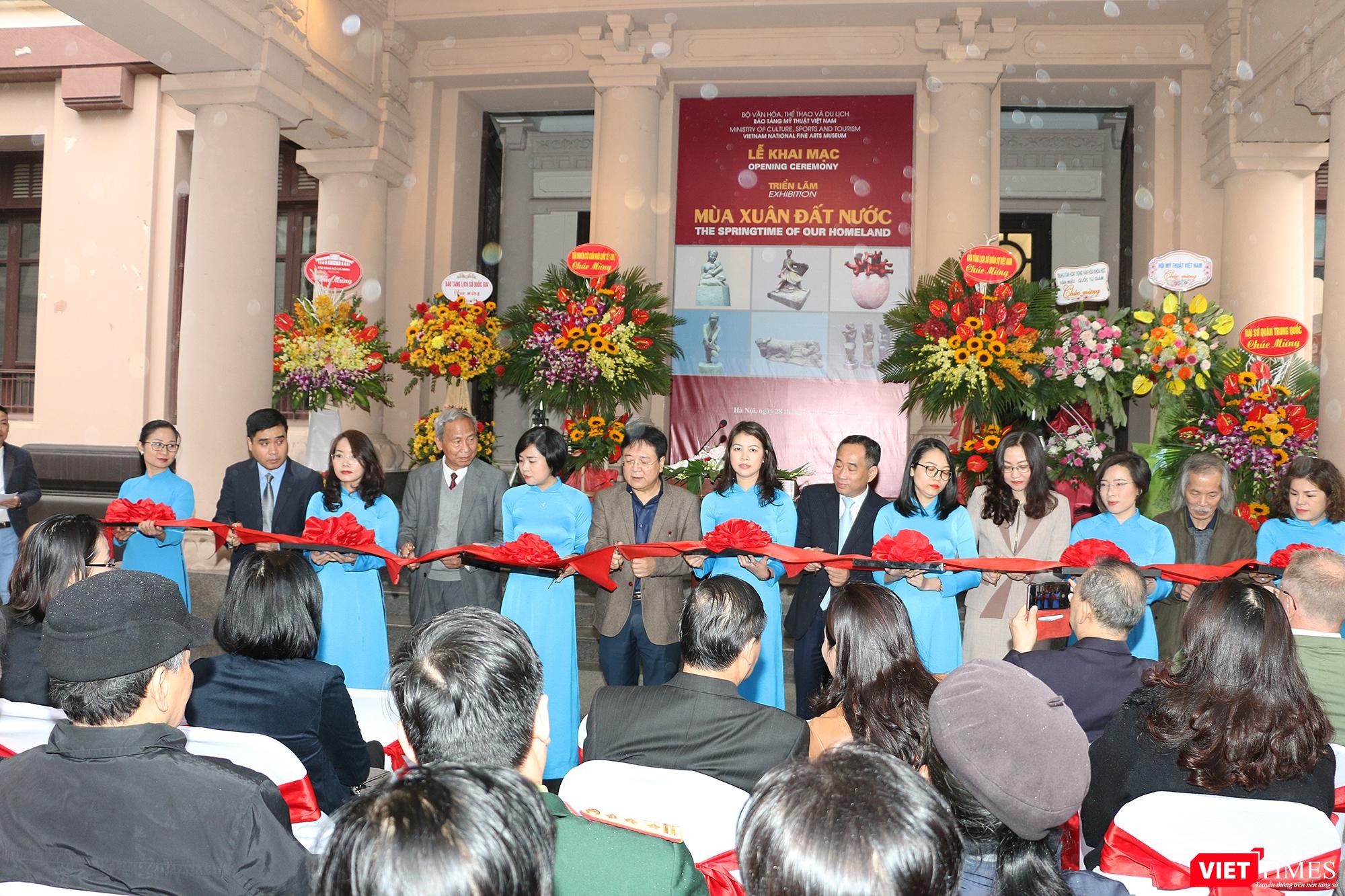 Cắt băng khai mạc Triển lãm