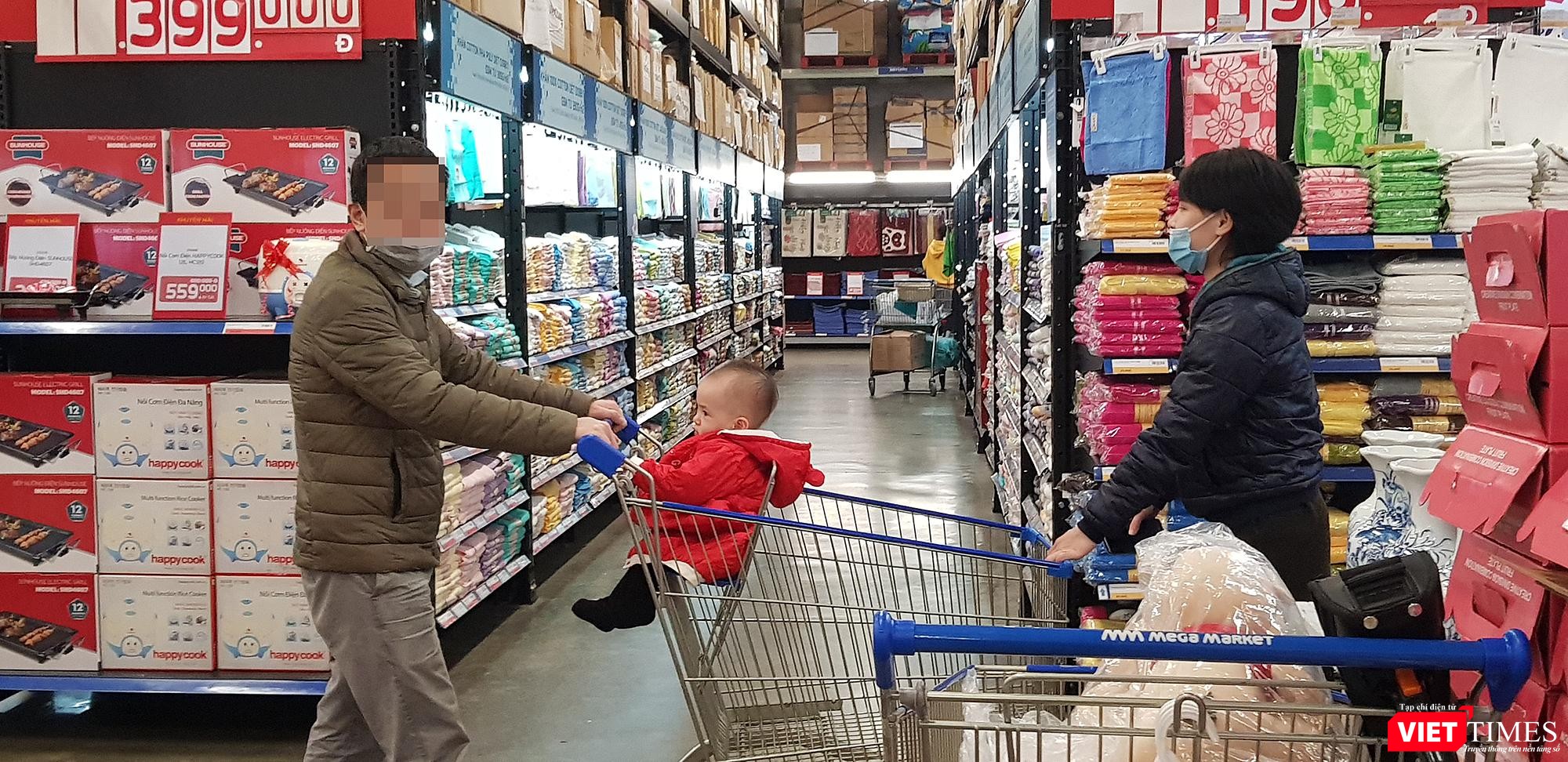 Em bé này thậm chí chỉ hơn 1 tuổi và cũng không đeo khẩu trang