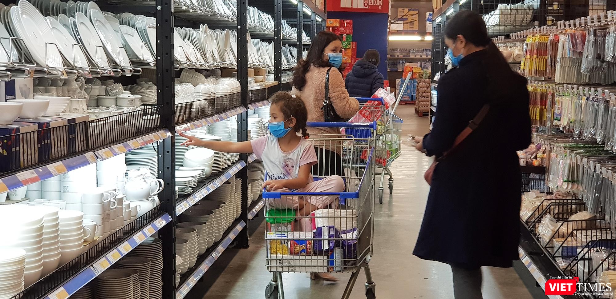 Em bé ngoại quốc này được mẹ đeo khẩu trang đầy đủ