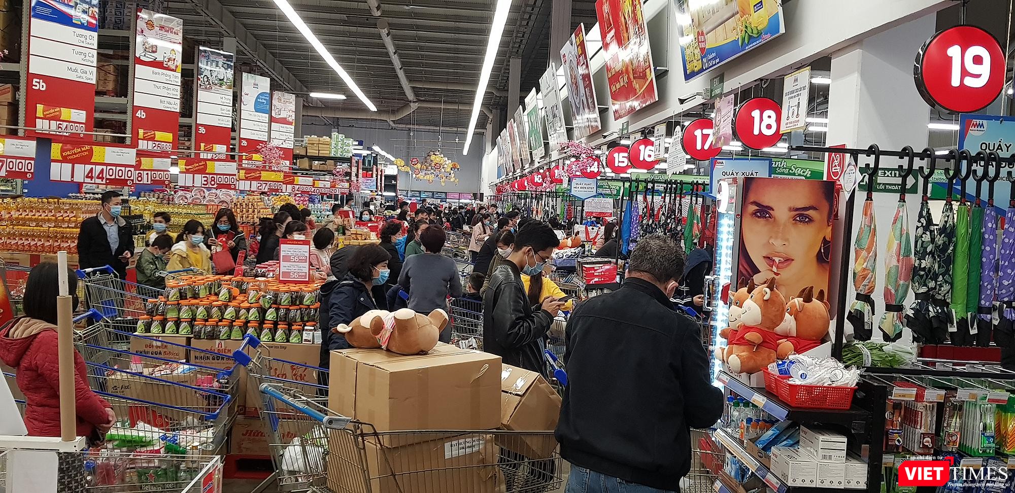 Người dân xếp hàng dài tại các quầy thanh toán