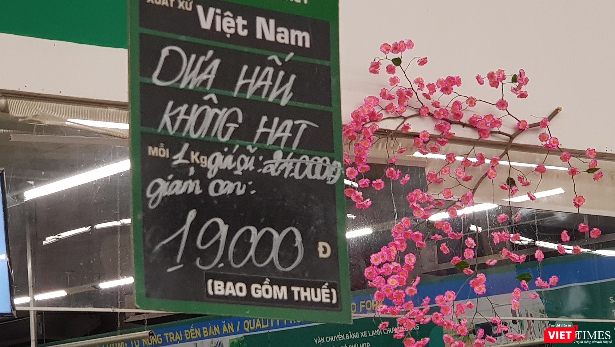 Nhiều mặt hàng giảm giá sâu, nhất là trái cây. Dưa hấu không hạt được bán với giá chỉ 19.000 đồng/kg