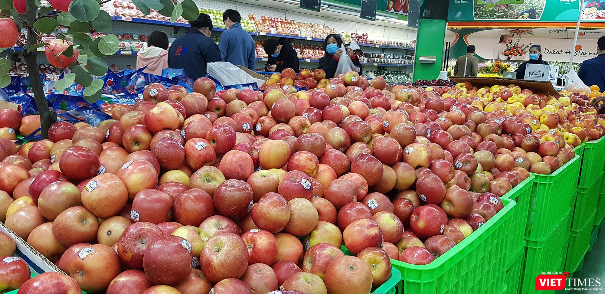 Hàng hóa trong siêu thị đầy ắp, đáp ứng đủ nhu cầu mua sắm dịp Tết