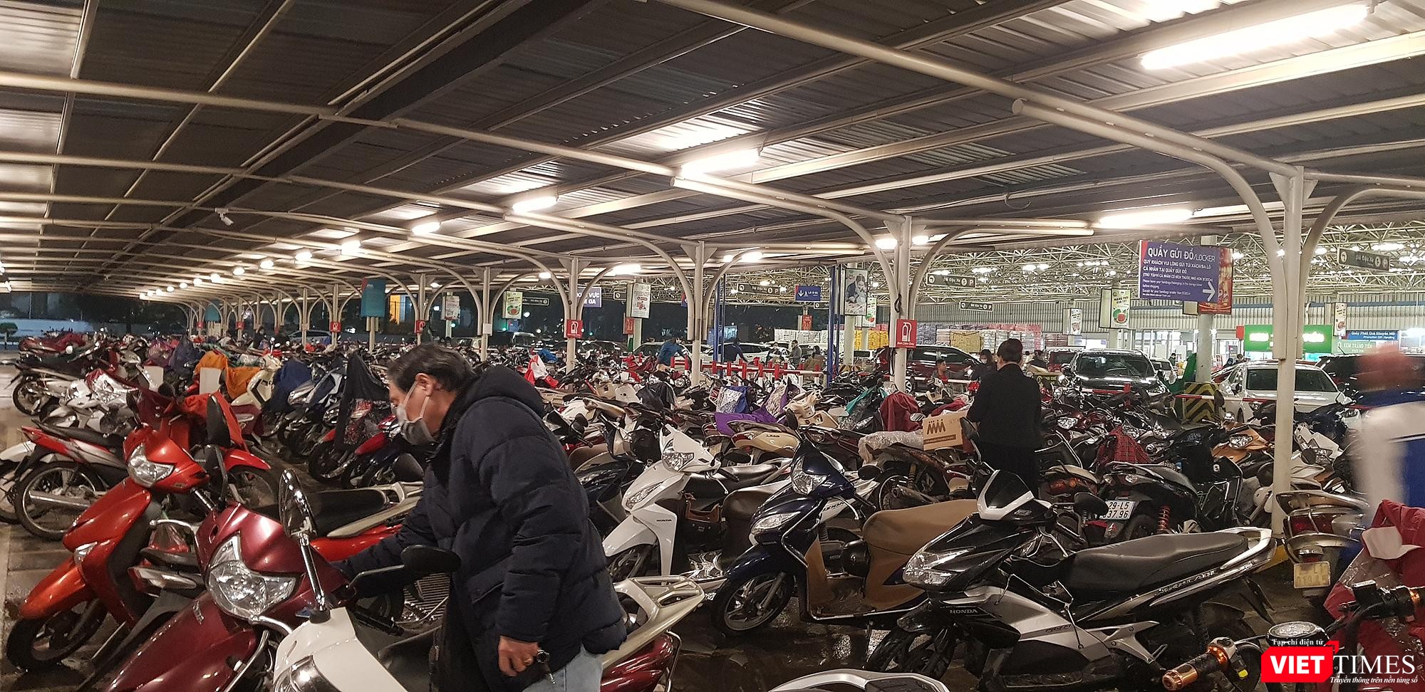 Địa điểm gửi xe tại một hệ thống siêu thị ở Hà Nội chật kín xe