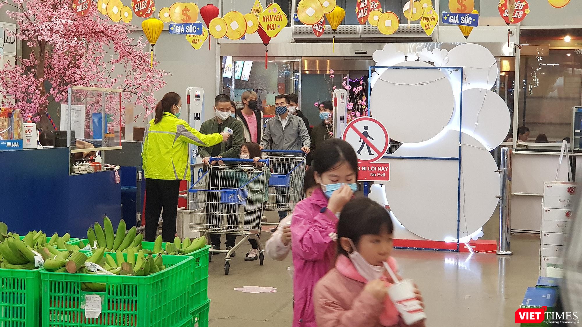 Khách đến mua hàng được kiểm tra thân nhiệt và rửa tay sát khuẩn từ cửa vào