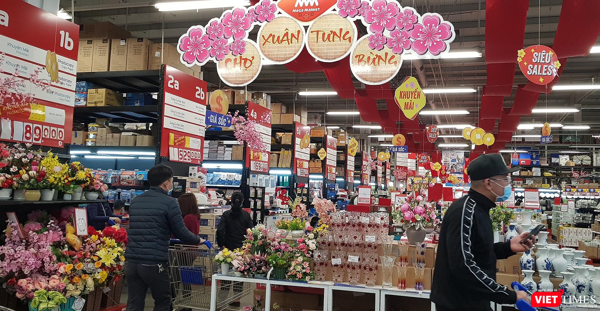 Siêu thị ngày Tết trang hoàng rất đẹp mắt, hàng hóa phong phú