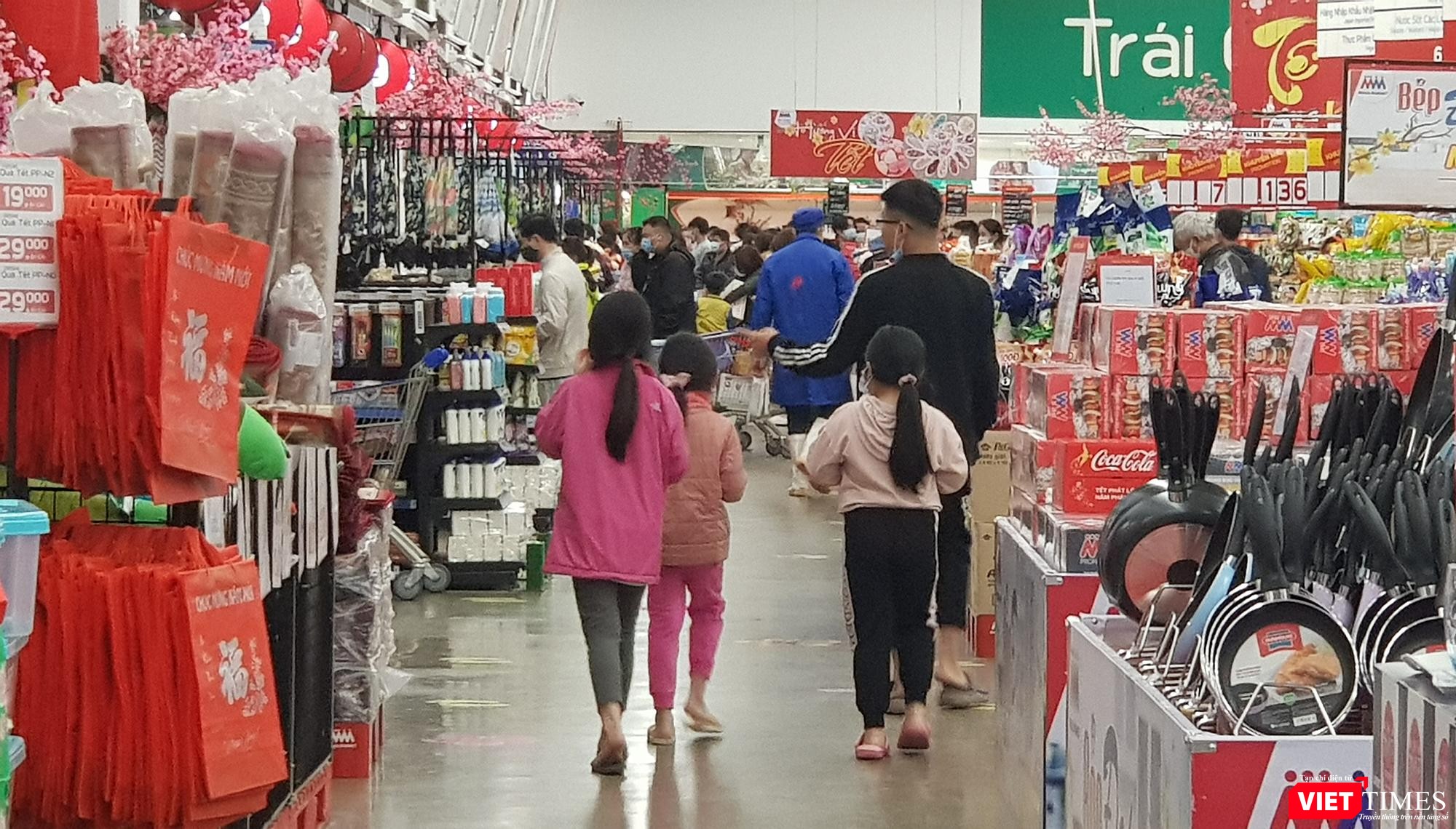 Có thể thấy nhiều trẻ em cũng được cha mẹ cho đi siêu thị mà không sợ nguy cơ các em bị nhiễm bệnh