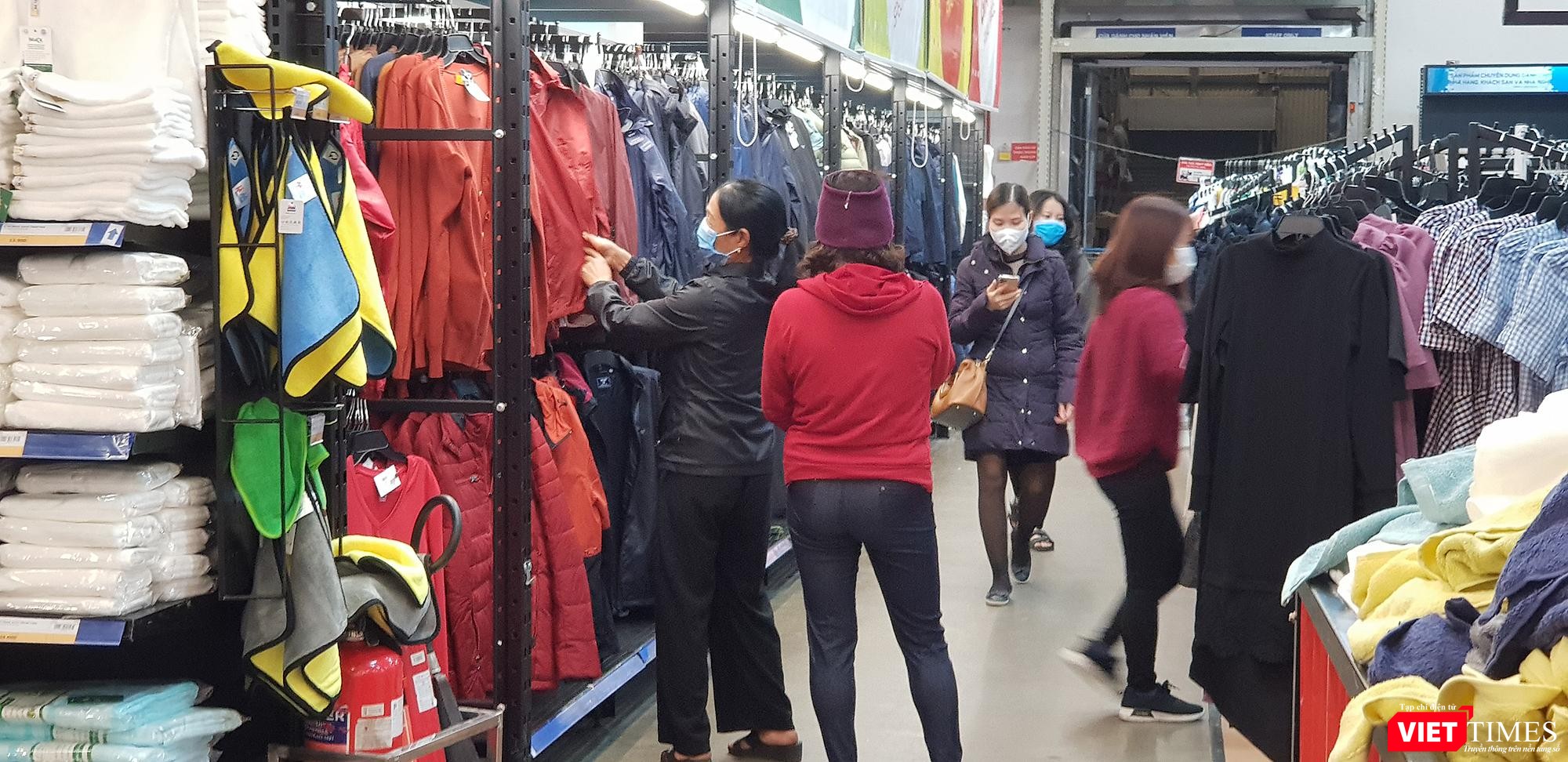 Bên cạnh mặt hàng thực phẩm, nhiều người cũng tìm chọn những chiếc áo mới mặc dịp Tết