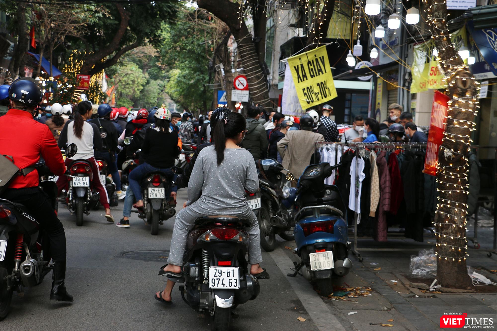 Khu vực phố Hàng Bông xảy ra tình trạng tắc nghẽn do các cửa hàng sale off quần áo, giày dép khiến nhiều du khách dừng lại mua