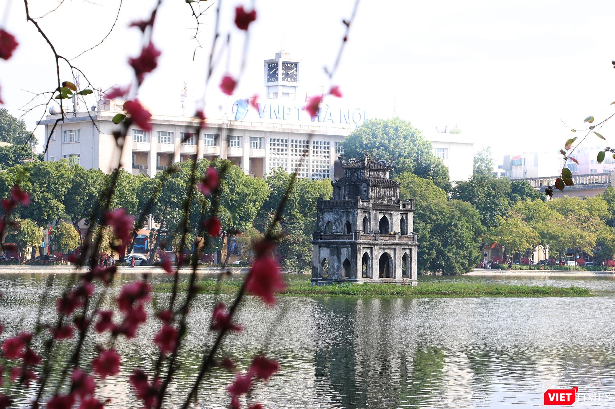 Tháp Rùa nổi bật trong sắc Xuân