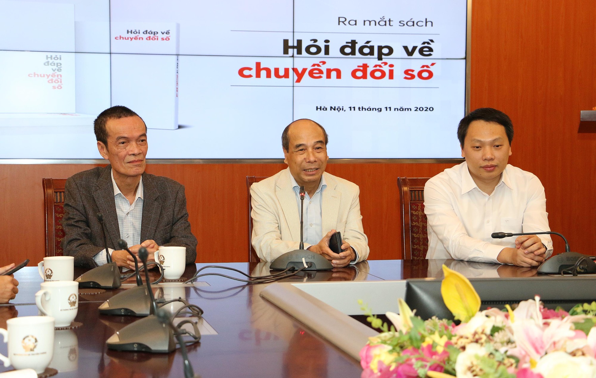 GS.TS. Hồ Tú Bảo (ngồi giữa) trong lễ ra mắt cuốn sách "Hỏi đáp về Chuyển đổi số" (ảnh: Đăng Khoa)