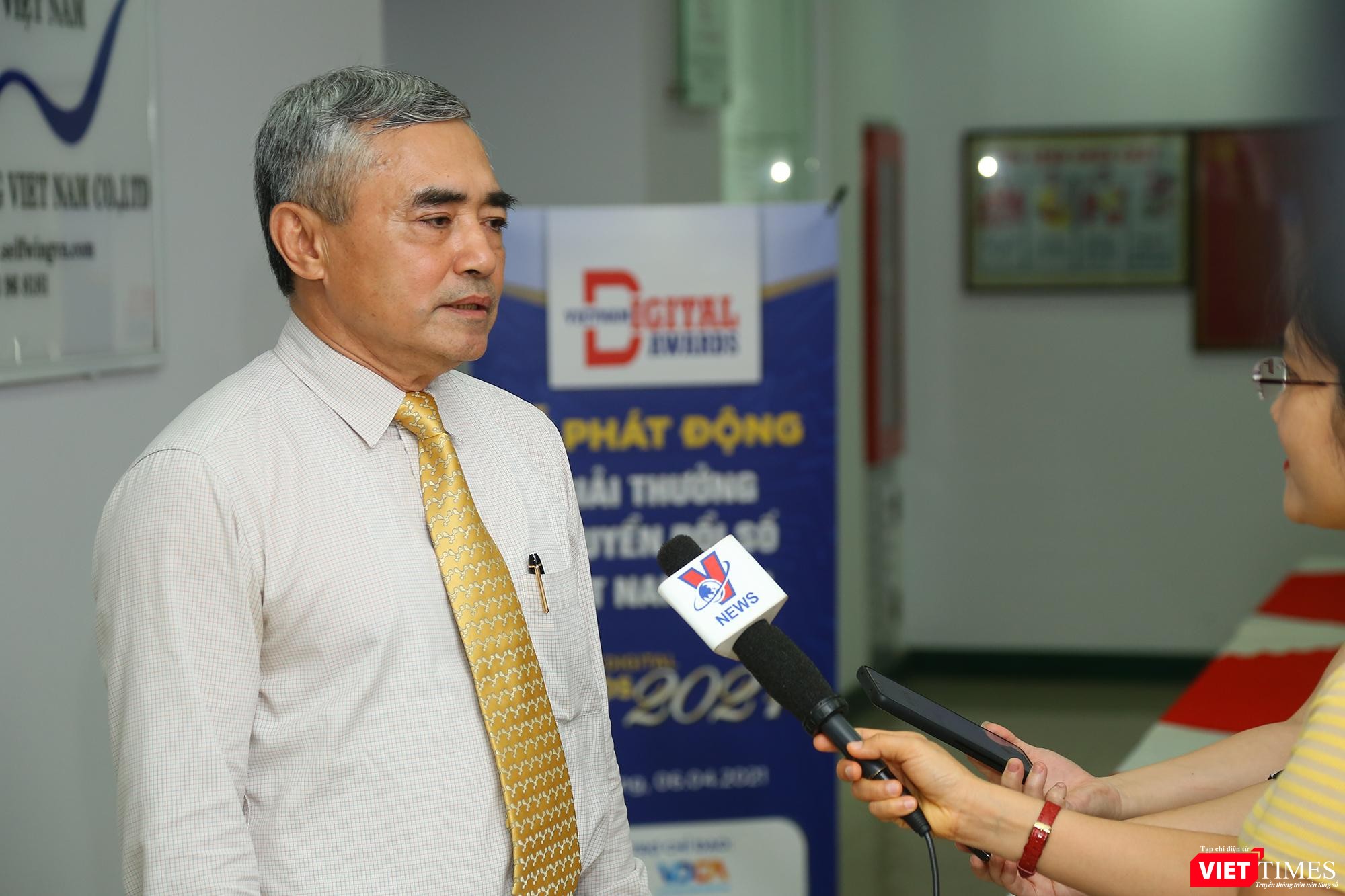 Ông Nguyễn Minh Hồng trả lời phỏng vấn báo chí tại sự kiện Ông Nguyễn Minh Hồng trả lời phỏng vấn báo chí tại sự kiện