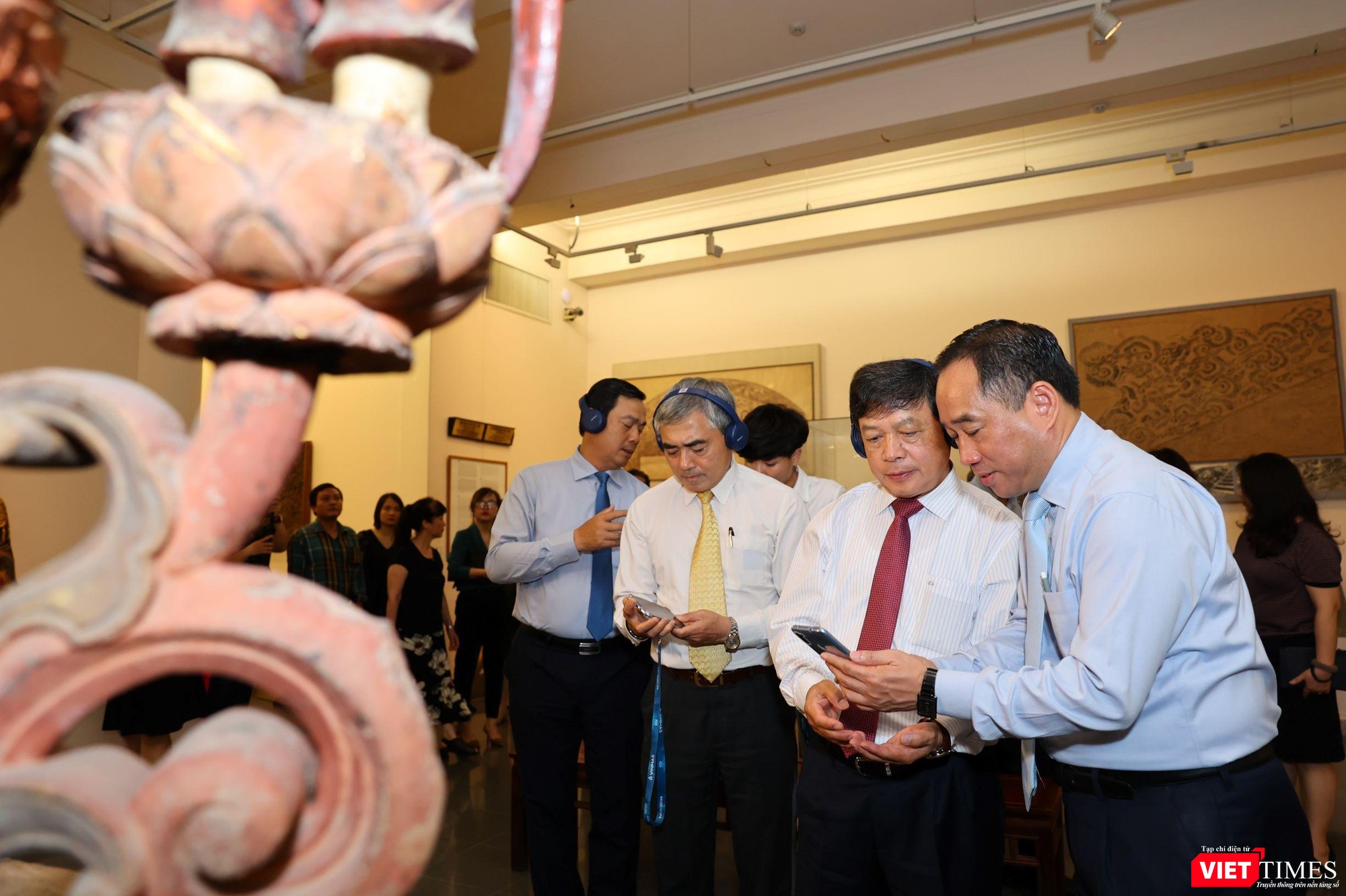 ông Nguyễn Anh Minh - Giám đốc Bảo tàng Mỹ thuật Việt Nam hướng dẫn Thứ trưởng Bộ VH-TT-DL sử dụng app iMuseum