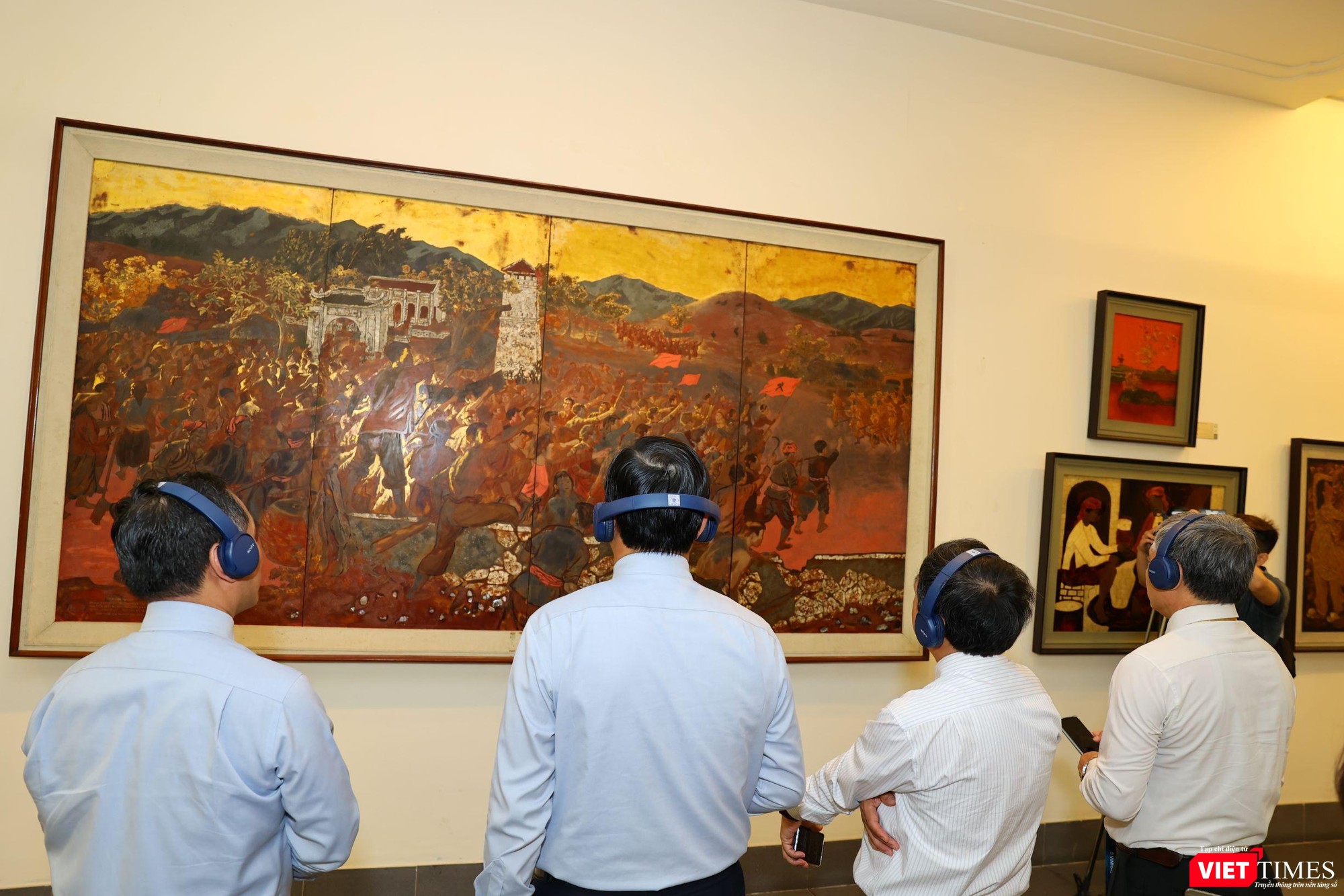 Đại biểu dự lễ khai trương chiêm ngưỡng các tác phẩm nghệ thuật tại Phòng tranh quý hiếm tại Bảo tàng Mỹ thuật Việt Nam