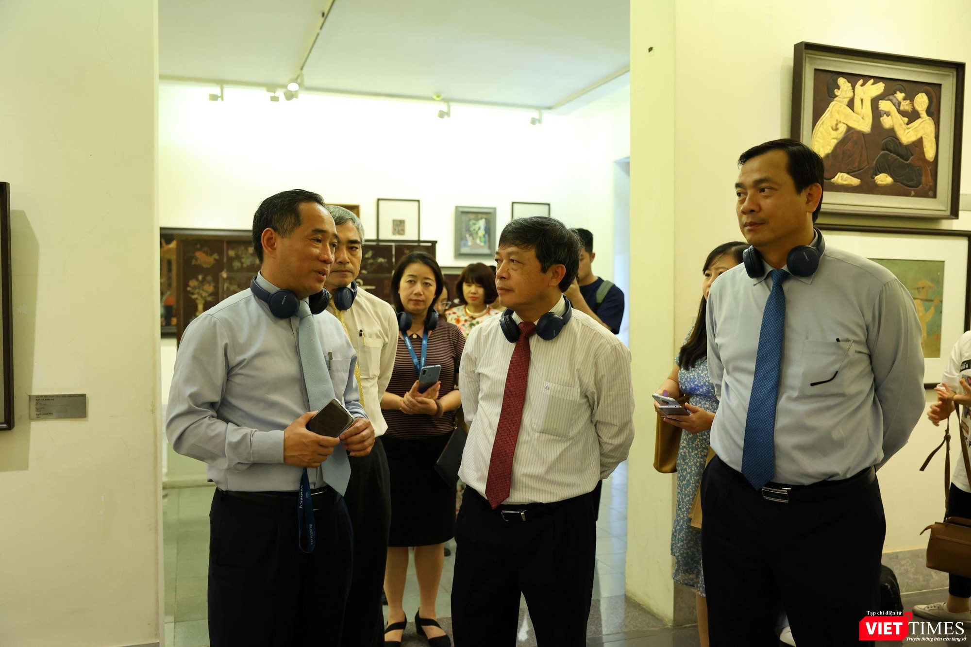 ông Nguyễn Anh Minh giới thiệu với Thứ trưởng Bộ VH-TT-DL Đoàn Văn Việt về quá trình phối hợp với VINMAS xây dựng app iMuseum VFA