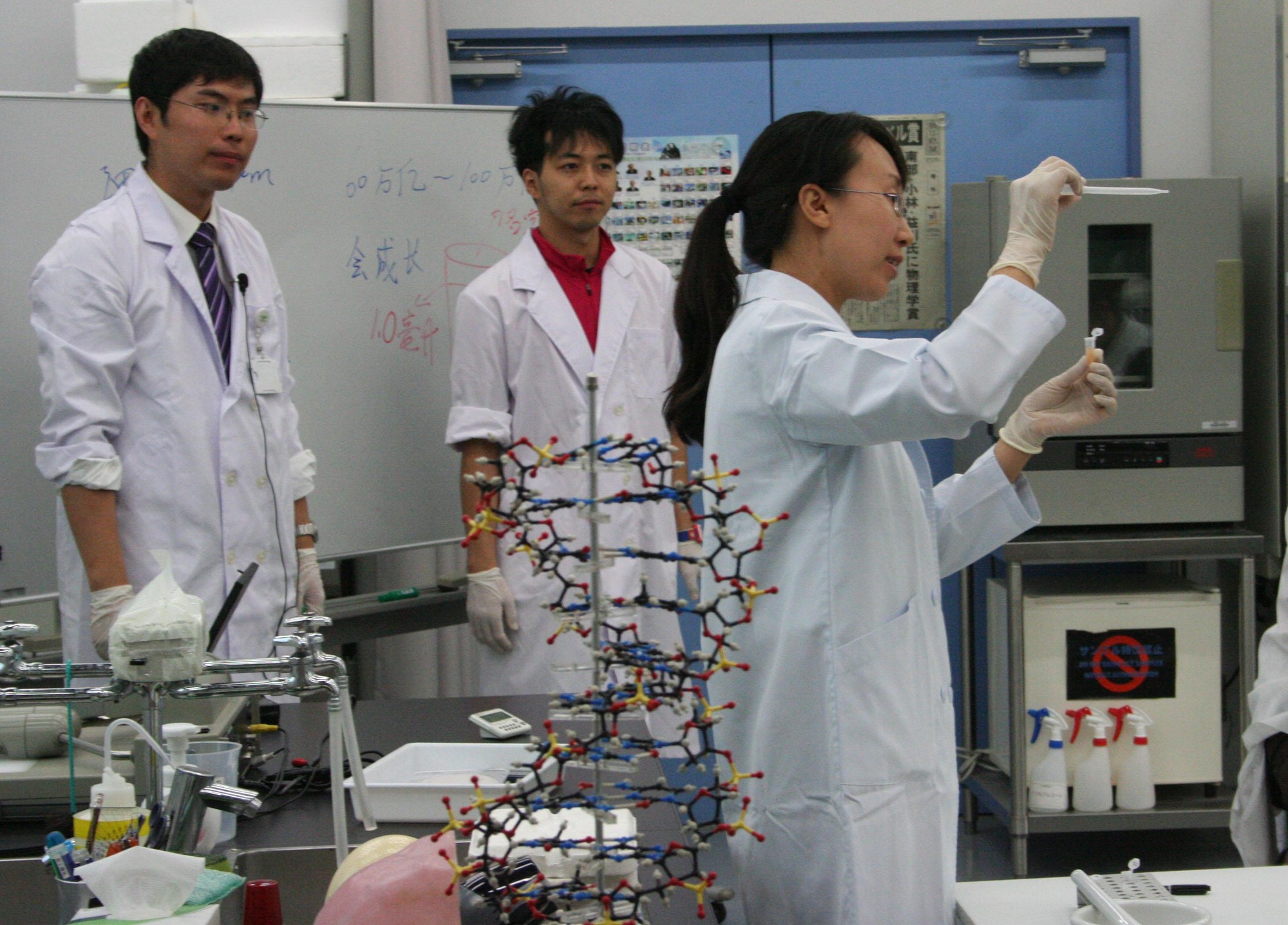 Giáo sư Liu Xiaoyue giải thích cho sinh viên cách tách DNA từ gia cầm